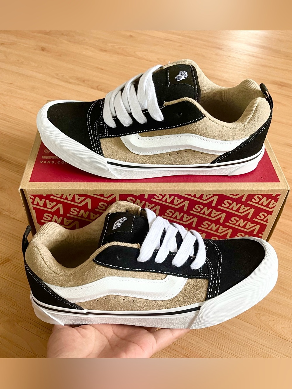 Vans Knu Skool Gray Black
Kid 7.0 US Women 8.5US